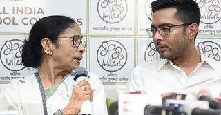 ভেঙে যেতে পারে তৃণমূল, মমতার হাতছাড়া হওয়ার শঙ্কায় ‘জোড়া ফুল’ প্রতীক
